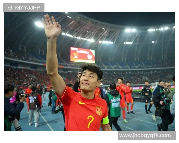 足球明星亲自示范教训儿子踢球技巧视频引发网友热议与感动